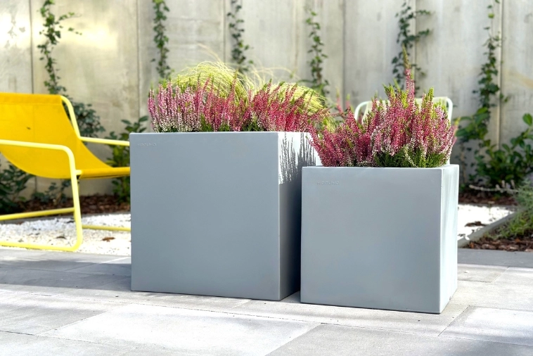 Designerskie donice ozdobne Monumo Pixel Pot w parku